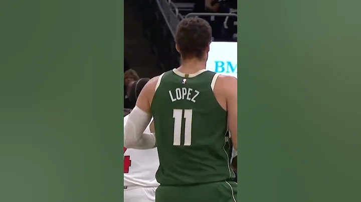 HUGE DUNK by Bobby Portis Excites the Bucks Bench! | #Shorts - 天天要聞