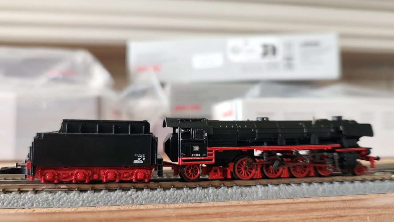 Marklin 88277 Cl 41 Steam Locomotive & Tender Test Run at z.scale