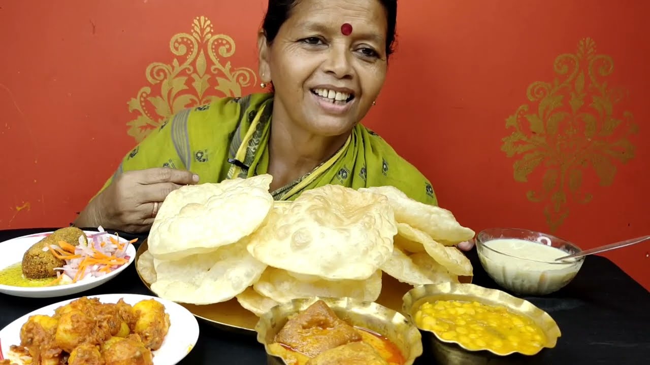 Eating Luchi, Cholar Dal,AlurDum, Chanar,Kaliya,And Payesh ।। BIGBITES ।।