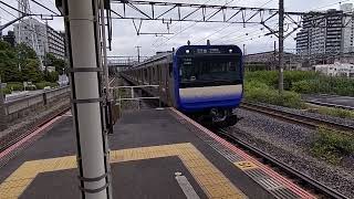 E235系1000番台F-08+J11編成普通東京行き新川崎駅到着