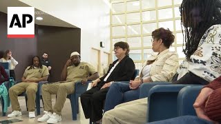 Book club at Chicago jail brings college students and inmates together