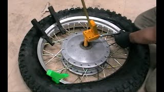 Montage von Motorradreifen mit Reifenaufdrücker,  Dnepr, Ural/ how to fit a motorcycle tire