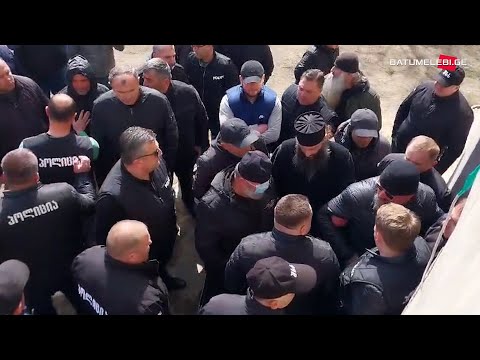 მუსლიმებს ადიგენში პარასკევის ლოცვის საშუალება არ მისცეს - სალოცავთან მღვდლები და მრევლი მივიდა