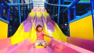 PLAY CENTER - SLIDES & BALLS | Kids playing! 😄