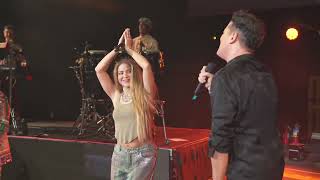 Shakira sorprende a Carlos Vives en concierto de Miami (La Bicicleta/Currambera) - El Tour de los 30 Resimi