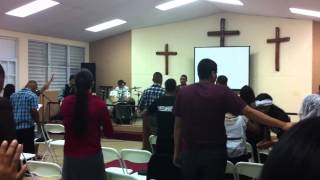 Evang. Hector Pagán con agrupación cantando: Yo Voy Adorar