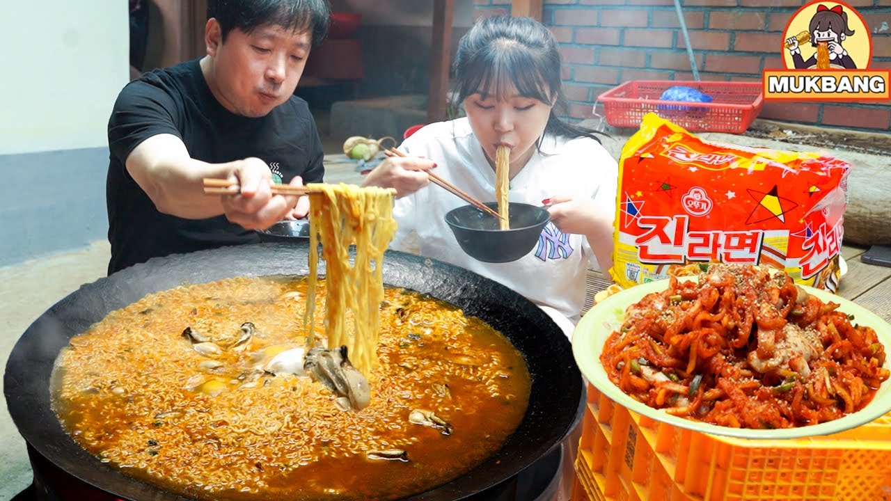 ⁣굴 특집✨시어머님표 굴 무생채와 솥뚜껑에 끓인 굴 진라면 먹방 | Oyster special, home-made radish Kimchi Mukbang