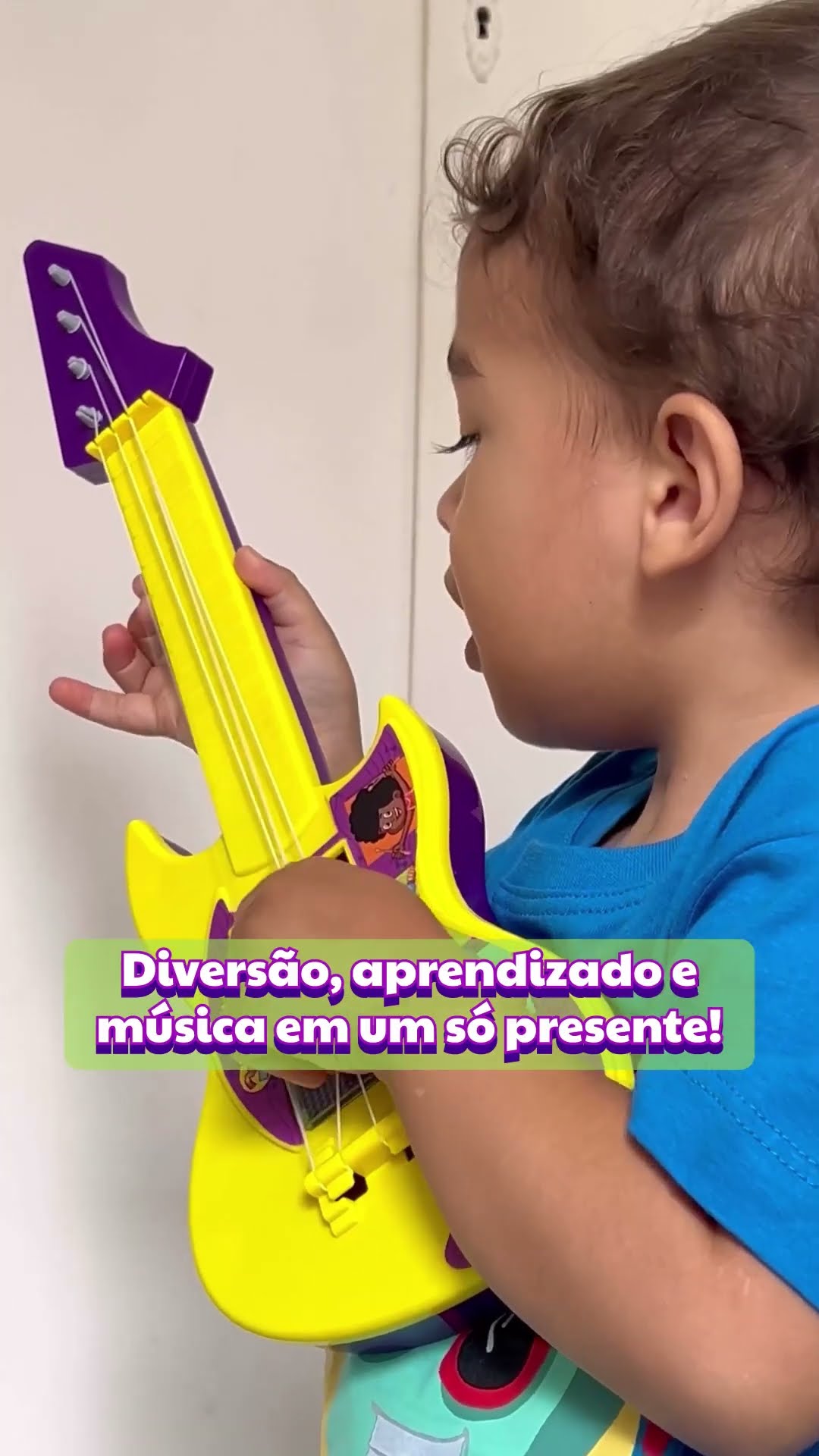 A guitarra do 3 Palavrinhas é perfeita para presentear o seu pequeno! Confira na nossa loja oficial!