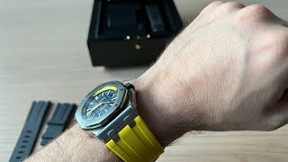 Changing from blue to yellow rubber strap on my Audemars Piguet 15710st