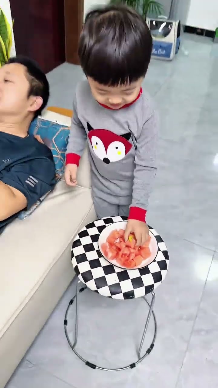 爸爸也太会享受了，给他来口芥末尝尝！#Cute baby#Cute#呆萌小米宝#聪明宝宝#萌娃