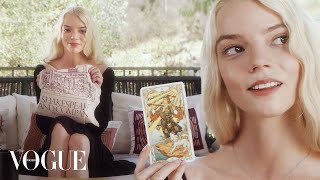 Что в сумке у Ани Тейлор-Джой | Vogue Россия
