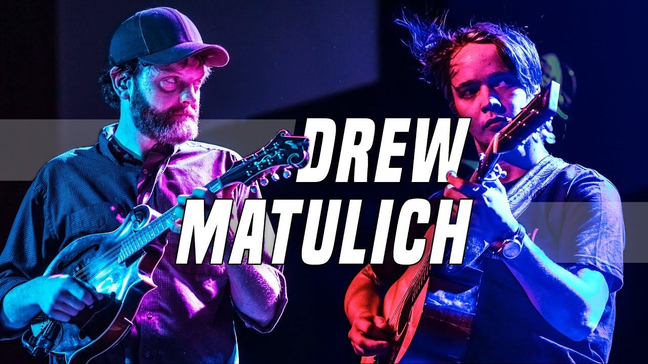 Первый исполнитель на мандолине Билли Стрингса.