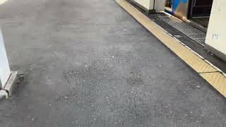 福岡市営地下鉄空港線・ＪＲ九州筑肥線姪浜駅構内放送（３番線の電車は福岡空港駅行電車です。この電車は約６分停車します。発車までしばらくお待ちください。）