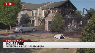 Crews respond to townhome fire in Spartanburg Co.