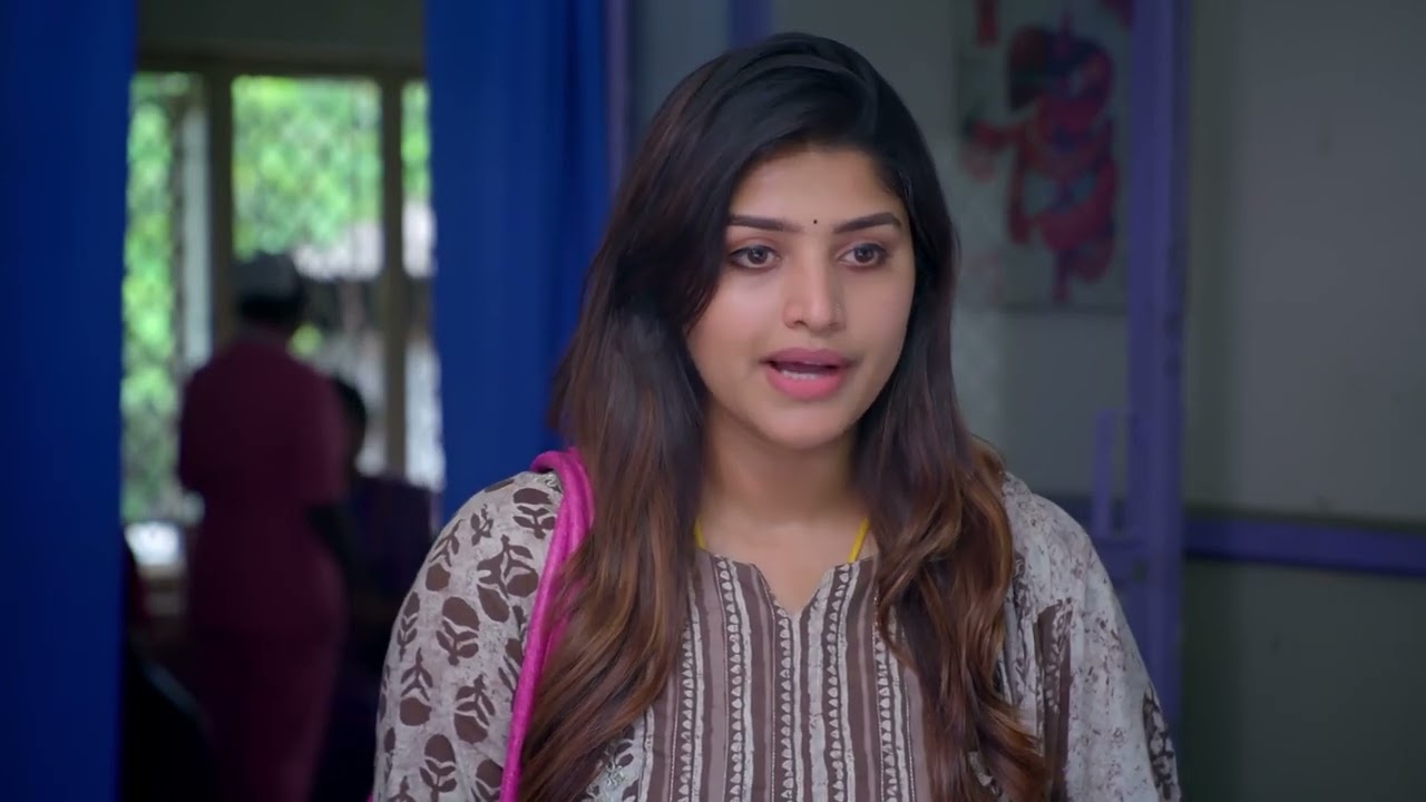 Rajini Tends to Parthibhan - Rajini - Full Ep 212 - Zee Tamil