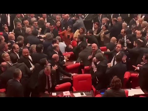 شجار واشتباك داخل البرلمان التركي بسبب سياسة أردوغان حول سوريا