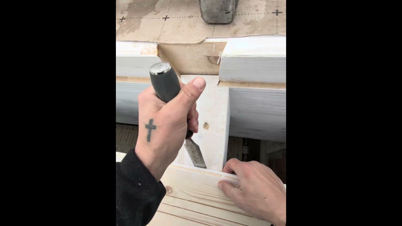 Posa delle perline su una tetto in legno. Trevihouse tetti e case in legno Info@Trevihouse .it