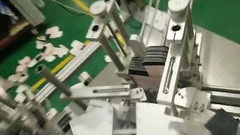 Automatic vertical cartoning machine for bottles