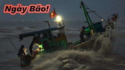 Ngày Bão Lũ Lụt Lâm Đồng! Đoàn Ghe Lặn Ra Cửa Biển La Gi Trong Đêm. Sóng Đánh Liên Tục!