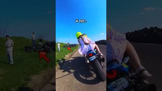 Это он мне или ЕЙ?..😅 Когда заехал на автодвиж с девушкой в платье😂 #мото #bikelife #bikelover