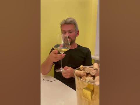 Как правильно держать бокал? - YouTube
