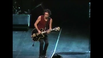 Keith Richards starts playing It