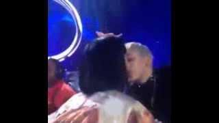 Miley Cyrus KISSING Katy Perry (Bangerz Tour)