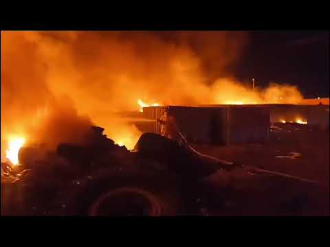 Bomberos de Aguascalientes sofocan incendio en una recicladora en el municipio de Jesús María