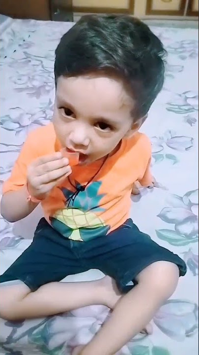 Bayi minum obat dengan gembira 😋 viral #celana pendek #kelinci kecil dan ibu