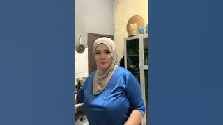 Bunda jilbab cantik masak sayur asem