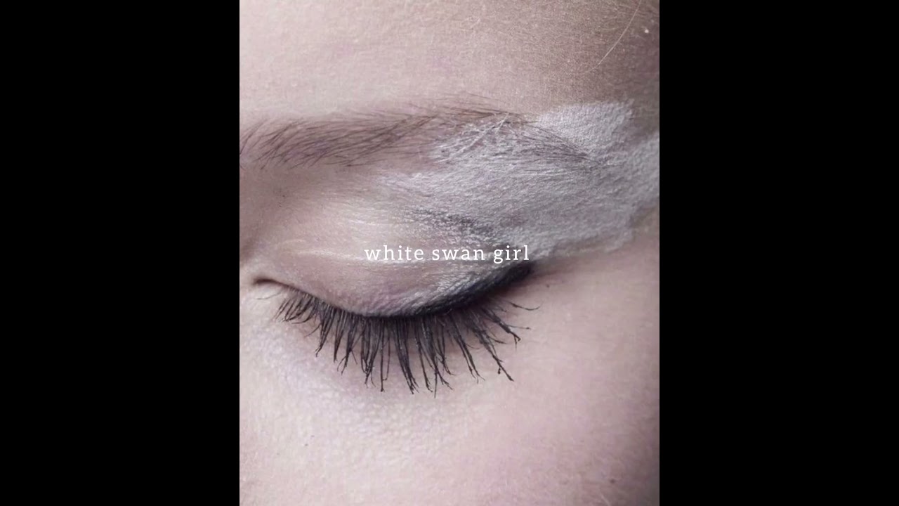 White Swan girl🦢✨️🤍 