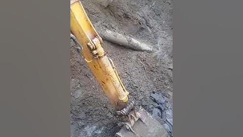 Thi công đào đất tầng hầm và hệ chống văng cừ C. Chiều sâu hầm = 3.8m