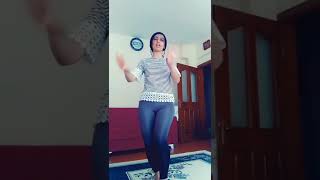 Türbanli Evde Angara Havasi Oynuyor