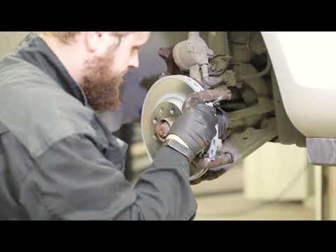 Video: Hvordan sjekker du trommelbremser uten å fjerne hjul?
