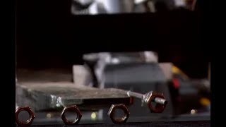 Forklift driver threads rod through nuts | CCTV English screenshot 5