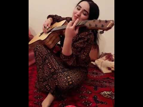 Turkmen gyzy gitarany özü yasan yaly çalya