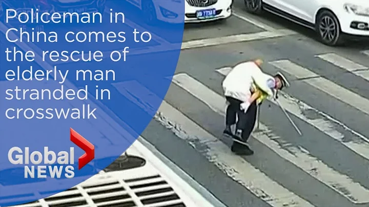 Police gives piggyback to elderly man struggling to cross busy road in China - DayDayNews
