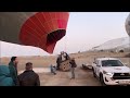 Heißluftballon wird für seinen Einsatz (Flug) errichtet