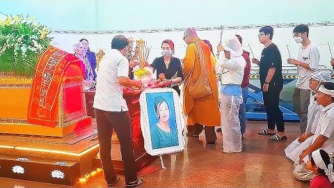 Tang lễ (Đại gia tre tuổi)người mẹ khóc thảm thiết bên áo quan, tại hoa viên BD.