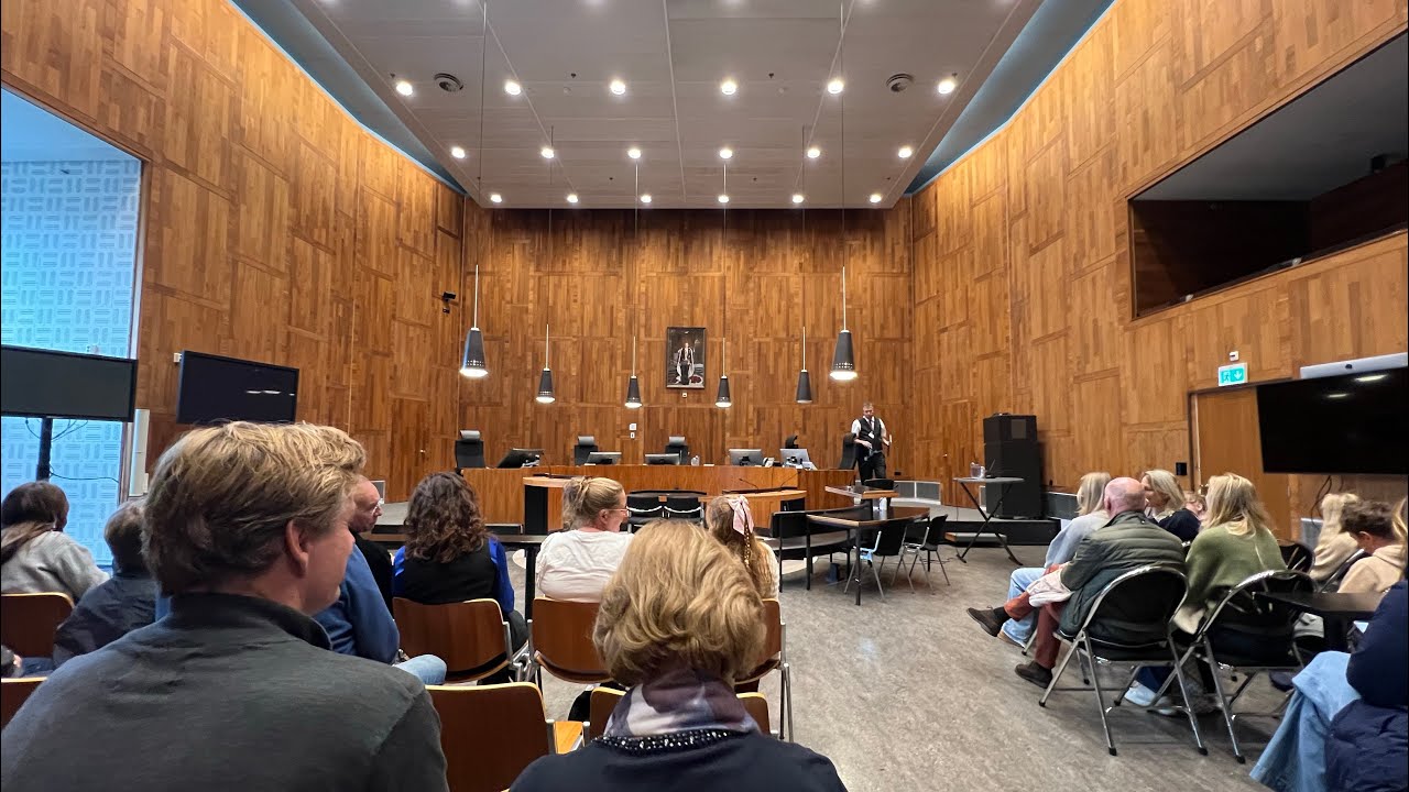 In gesprek met raadsheer Bart Stapert tijdens Open dag Haagse rechtbank. 