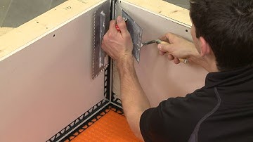 Comment installer le profilé Schluter®-DILEX-EKE dans une installation tridirectionnelle.
