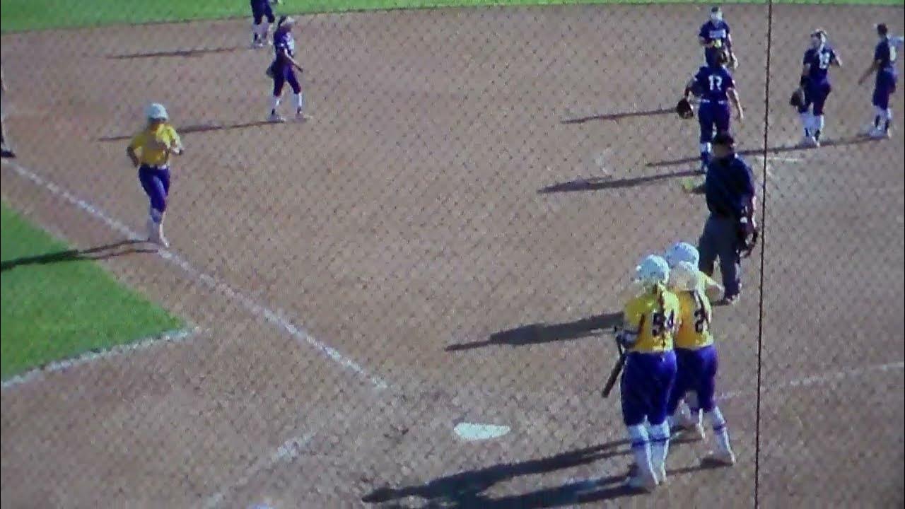mary-hardin-baylor-softball-s-elissa-elliott-hits-home-run-vs-hardin