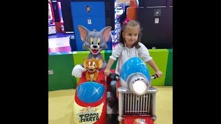 Видео для детей - Дети играют в волшебном городке, катаются на горках и качелях Видео для детей - Дети играют в волшебном городке, катаются на горках и качелях