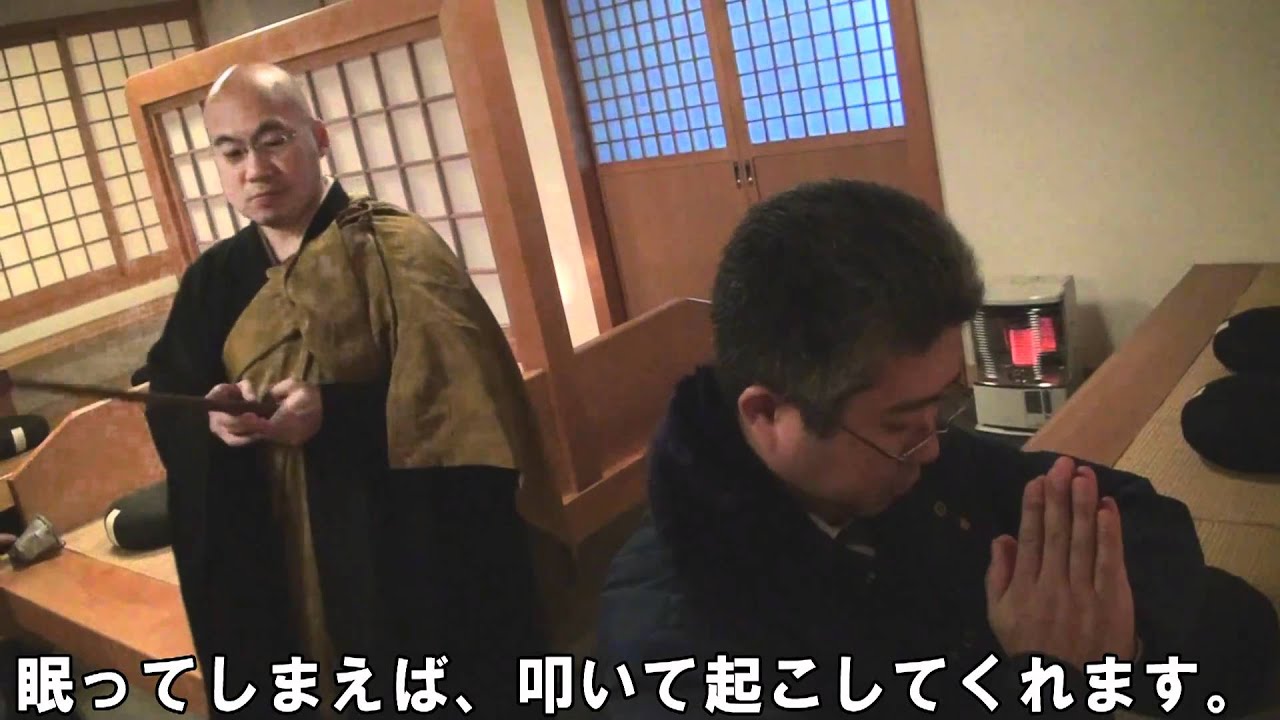 肩 を 叩か れる