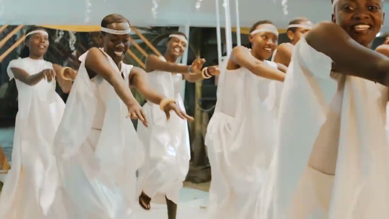 Itorero urugangazi rikoze agashya mu bukwe bwa Mc Semutambanashakwe/Umukwe arabyinnye bitarabaho