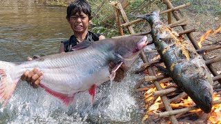 Survival Skills - Wow Find Food Meet Big Fish Near the River
