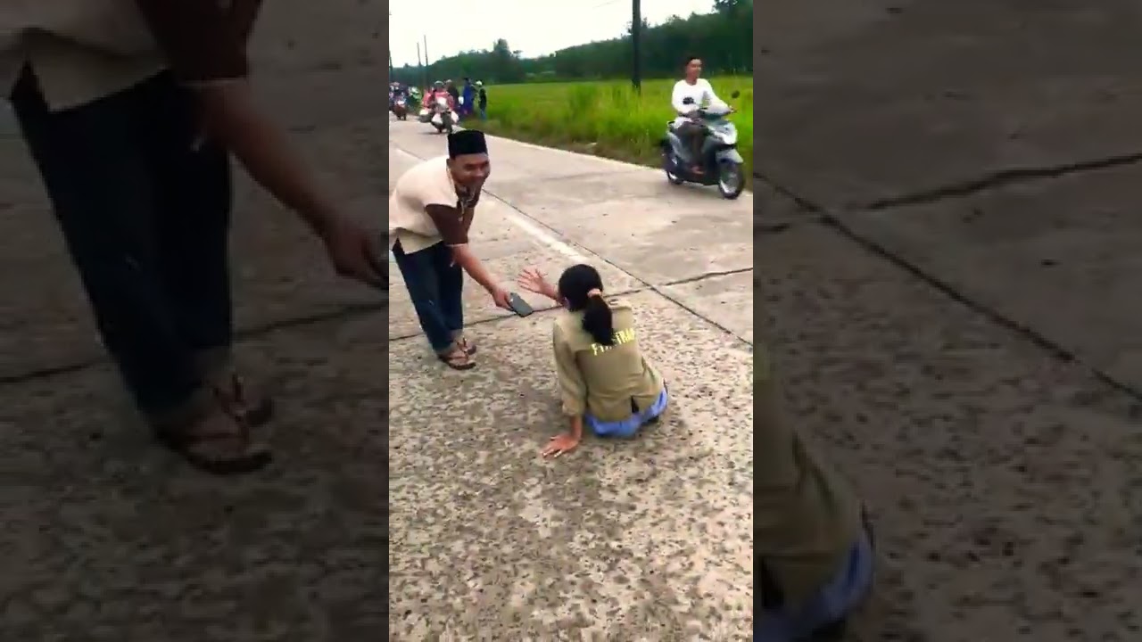 Regardez DETIK - DETIK CEWEKNYA JATUH SAAT BALAPAN MOTOR#shorts sur YouTube Regardez DETIK - DETIK CEWEKNYA JATUH SAAT BALAPAN MOTOR#shorts sur YouTube
