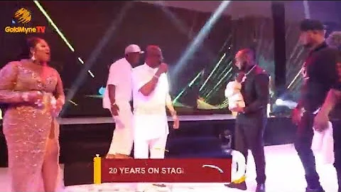 DAVIDO GIFTS K1 DE ULTIMATE N2 MILLION CASH ON STAGE AT ENIOLA BADMUS' 20 YEARS ON STAGE GIG