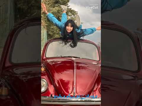 صور يشيم ب سياره موديلها نار بلون أحمر وهي لابسه أزرق من يحب يشيم يعلق انا رح نوع تصاميم شو رايكن