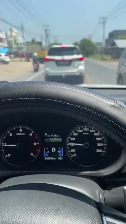 JALAN SANTAI SIANG, PAJERO SPORT MEMBUNTUTI FORTUNER